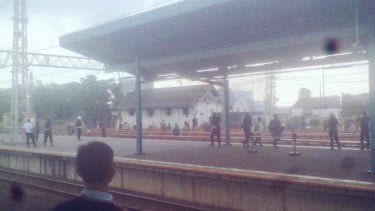 Detik-detik Penumpang Wanita Jatuh ke Rel di Stasiun Manggarai Saat Peron Penuh Sesak