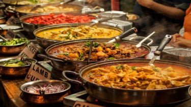 Di Balik Ramainya Restoran saat Lebaran, Ada Drama yang Jarang Terungkap