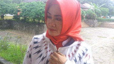 Dinyinyir Netizen Gegara Ngaku Kesulitan Ekonomi Tapi Tenteng Tas Mahal, Ibunda Jupe: Gapapa Itu Hak Mereka!