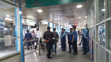 Sebagian Halte Transjakarta Senen Dibakar Oknum Pendemo