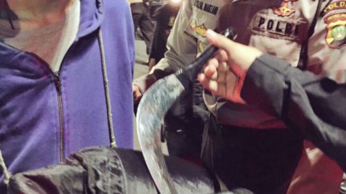 Viral! Wanita Dikalungi Celurit saat Beli Ayam Goreng di Depok, Polisi Bertindak