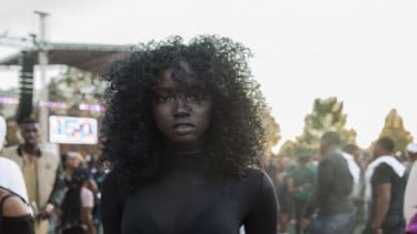 Supermodel Anok Yai Ungkap Penyakit Bawaan yang Merusak Paru-parunya: Aku Kesulitan Bernapas