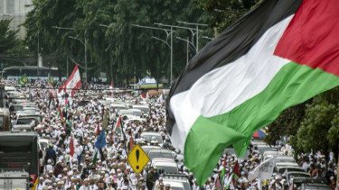 Massa memadati kawasan Monas saat Aksi Bela Palestina di Jakarta