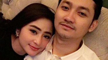 TERPOPULER: Angga Wijaya Digugat Cerai Lagi Dewi Perssik Terseret, Betrand Peto Minta Diajak Umrah