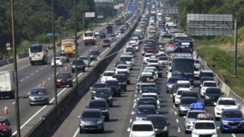 Polisi Lakukan Contraflow Malam Ini Buntut Kemacetan Tol Cikampek Arah Jakarta