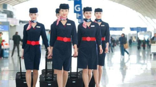 Bersinar di Udara: Tantangan Cantik di Kabin Pesawat, 1. Persiapan Sebelum Terbang: Kunci Utama Tampil Tetap Menawan, 2. Peralatan Wajib di Kabin: Tas Kosmetik Kecil yang Penuh Keajaiban, 3. Masker Tidur &amp; Teknik Pemulihan Kulit di Udara, 4. Pendekatan Holistik: Cantik Bukan Sekadar Penampilan, 5. Tampil Glowing di Udara Bukan Mustahil, Rahasia Pramugari Tetap Segar di Ketinggian 35.000 Kaki: Ini Tips Cantik Selama Penerbangan Jarak Jauh