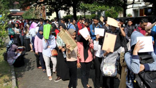 Banyak Sarjana Nganggur, DPR: Negara Harus Hadir, Jangan Hanya jadi Penonton Pasar yang Kejam