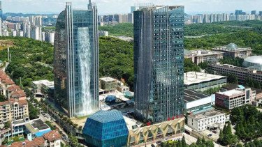 Gedung Liebian dengan air terjun di China
