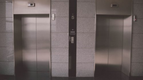 Heboh! Konten Kreator Abadikan Momen Terjebak dalam Lift Lantai 99 Gedung di Jakarta