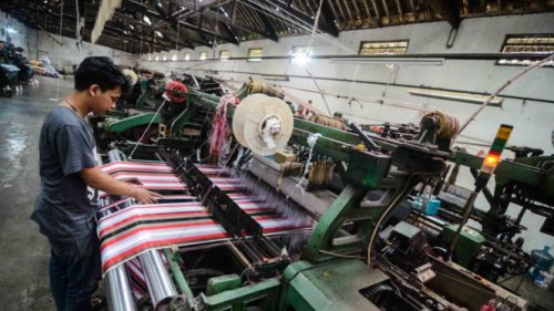Badai PHK Melanda, Luhut Ramal&nbsp; 67 Ribu Pekerjan Baru Tersedia di Industri Tekstil