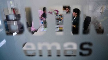 Harga Emas Hari Ini 21 November 2025: Produk Antam dan Global Melorot Jelang Akhir Pekan