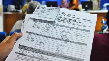 Seorang wajib pajak menunjukkan form aktivasi EFIN agar dapat melakukan pelaporan SPT Pajak Tahunan secara online di Kantor KPP Pratama Jagakarsa, Jakarta Selatan, Jum'at, 22 Februari 2019.