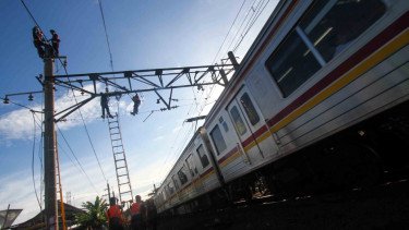 Pekerja memperbaiki jaringan Listrik Aliran Atas (LAA) pascakecelakaan KRL. (Foto ilustrasi)