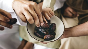 Benarkah Makan Kurma Harus Ganjil? Ini Dalil Hadis dan Penjelasan Hukumnya