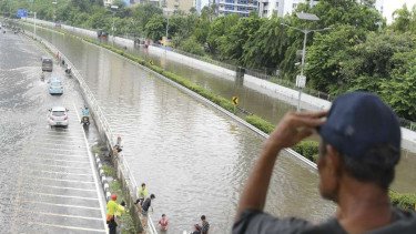 Banjir Belum Surut, Lalin Tol Dalam Kota Arah Bandara Soetta Masih Padat