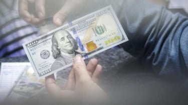 Analis Ungkap 2 Faktor Pendorong Dolar AS Perkasa hingga Picu Rupiah Jebol ke Level 17.300