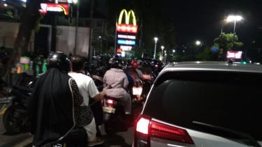 Antrean panjang kendaraan di McDonalds atau McD Salemba Raya, Jakarta Pusat.