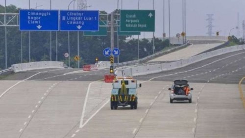 Detik-detik Calya Putih Nekat Pepet Mobil Terobos Gerbang Tol di Depok Biar Gak Bayar