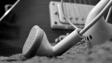 Tanpa Disadari, Kebiasaan Pakai Earphone Terlalu Lama Bisa Merusak Pendengaran