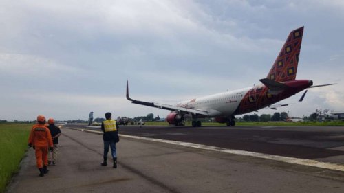 Ngeri! Pesawat Batik Air Mendarat Miring di Bandara Soetta, Picu Kepanikan