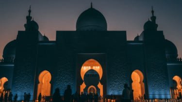 Saat Maghrib Tiba, Muazin Sebaiknya Azan atau Buka Puasa?