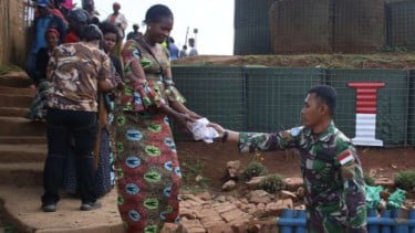 VIVA Militer: Pasukan Perdamaian PBB bagikan daging korban ke masyarakat Kongo