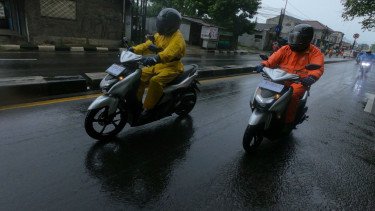 Cara Bikin Kaca Helm Bak Daun Talas, Air Langsung Meluncur