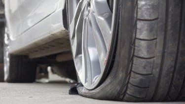 Viral Mobil Pecah Ban di Tol Jagorawi, Jasa Marga Buka Suara Soal Perbaikan dan Ganti Rugi