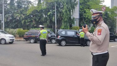 Demo Bikin Jalanan ke DPR Cuma Satu Lajur Hingga Antrean Kendaraan Mengular, Catat Pengalihan Arus Ini