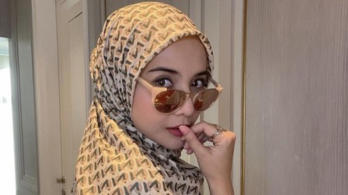 Zaskia Sungkar Pakai Payung Seharga Motor, Netizen: Mungkin Bisa Menahan Badai Rumah Tangga!