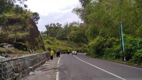 Truk Trailer Kecelakan di Jakut, Tabrak Separator hingga Hancur