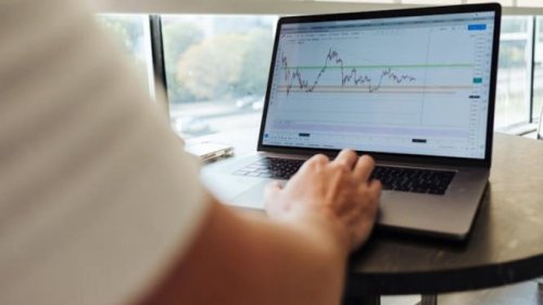 Melampaui Profit: Bagaimana Komunitas Trading Bersatu Merawat Lansia