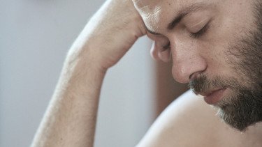 Alami Rasa Nyeri di Area Sensitif Pria Saat Tidur, Berbahayakah?