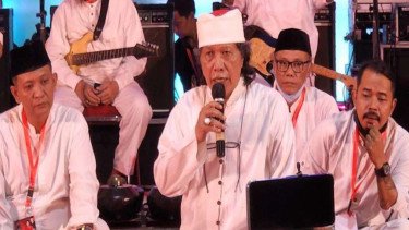 Cak Nun Ungkap Strategi Geopolitik Perang: Tak Hanya Serangan Fisik, tapi Juga Psikologis dan Keagamaan