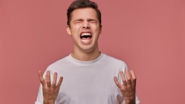 1. Kesulitan Membicarakan Kesehatan Mental, 2. Menahan Kekesalan Kecil Sehari-hari, 3. Keinginan untuk Punya Waktu Sendiri, 4. Sulit Mempercayai Janji Tanpa Bukti Nyata, 5. Takut Tergantikan, 6. Kurangnya Sentuhan dan Kasih Sayang, 7. Tekanan untuk Menjadi Sosok Ideal, 8. Dorongan untuk Terus Bersaing, 9. Beban Menjadi Pencari Nafkah, 10. Memendam Emosi, 11. Ketegangan yang Terus Menumpuk, Jarang Diungkap, Ini 11 Beban yang Diam-diam Dipikul Banyak Pria Setelah Menikah