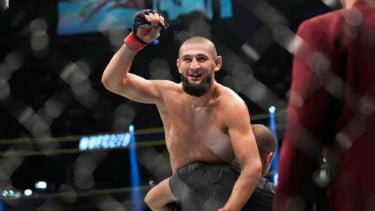 Khamzat Chimaev Juara Dunia UFC Usai Hajar Dricus Du Plessis di UFC 319
