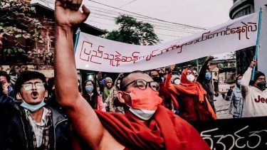 Biarawan dan massa antipemerintah militer di Myanmar demonstrasi