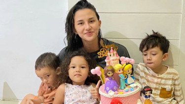 Dahlia Poland dan anak-anaknya.