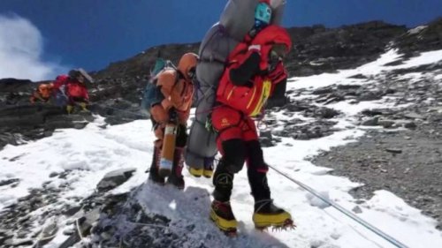Terjebak Badai Salju, 580 Pendaki Gunung Everest Berhasil Dievakuasi
