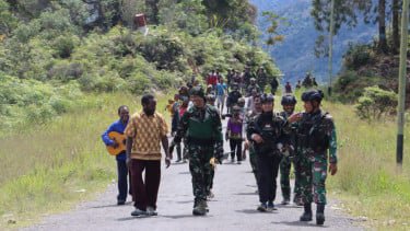 VIVA Militer: Pasukan Yonif Para Raider 305/Tengkorak, Kostrad di Intan Jaya.