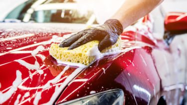 Kesalahan Saat Cuci Mobil yang Sering Dilakukan Tanpa Disadari