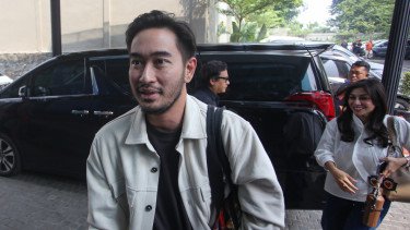 Bupati Bandung Barat Ritchie Ismail Terpelosok Lumpur Saat Tinjau Lokasi Longsor Cisarua