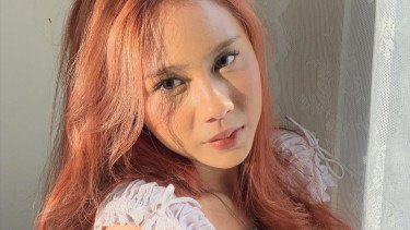 Sambil Menahan Duka, Nadin Amizah Tetap Manggung Usai Menyaksikan Kepergian Kakak Iparnya Vidi Aldiano
