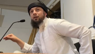 Hidayah dari Markas Manchester United: Pria Bule Masuk Islam Usai Temukan Mushaf Al Quran