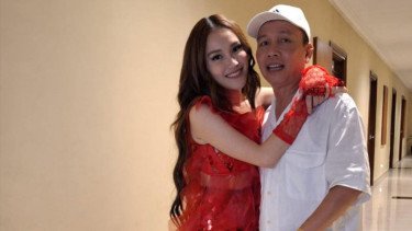 Ayah Ayu Ting Ting Terlihat Bagikan Konsumsi Saat Demo, Netizen: Keluarga Sebelah Mana Bisa