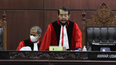 Anwar Usman Pingsan di MK Usai Ikuti Wisuda Purnabakti