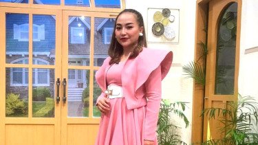 Viral Momen Anak Laki-laki Mpok Alpa Nangis Sesegukan ditenangkan Tetatangga Saat Jenazah Ibunya Tiba