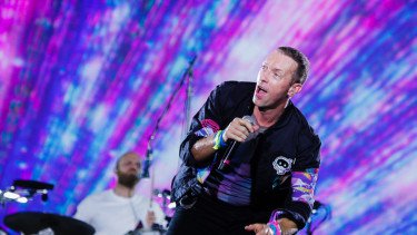 Viral Momen Respon Chris Martin Undang Dua Penggemar Israel Saat Konser di London
