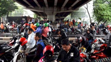 Sering Dianggap Sepele, Pemotor Berteduh di Kolong Flyover Bisa Kena Denda
