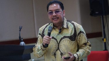 Denny JA dan Inovasi Puisi Esai yang Mengantarnya ke BRICS Award